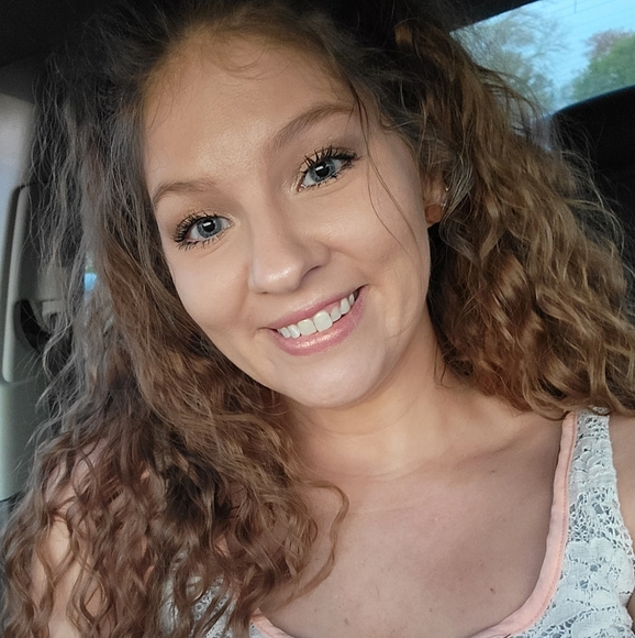 Meet your Posh Ambassador, April - Picture 1 of 6